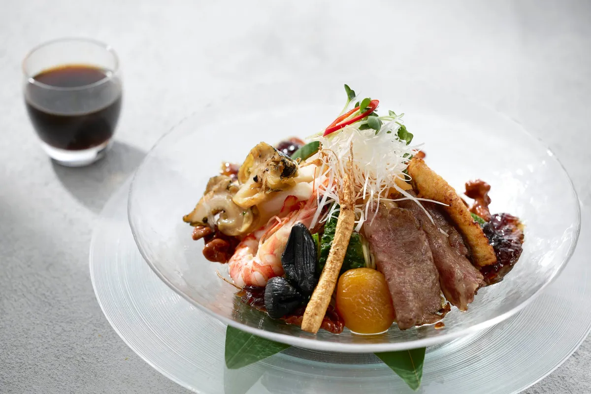 和牛や朝鮮人参など12種類の食材を贅沢に使用した香港十二味涼養冷麺