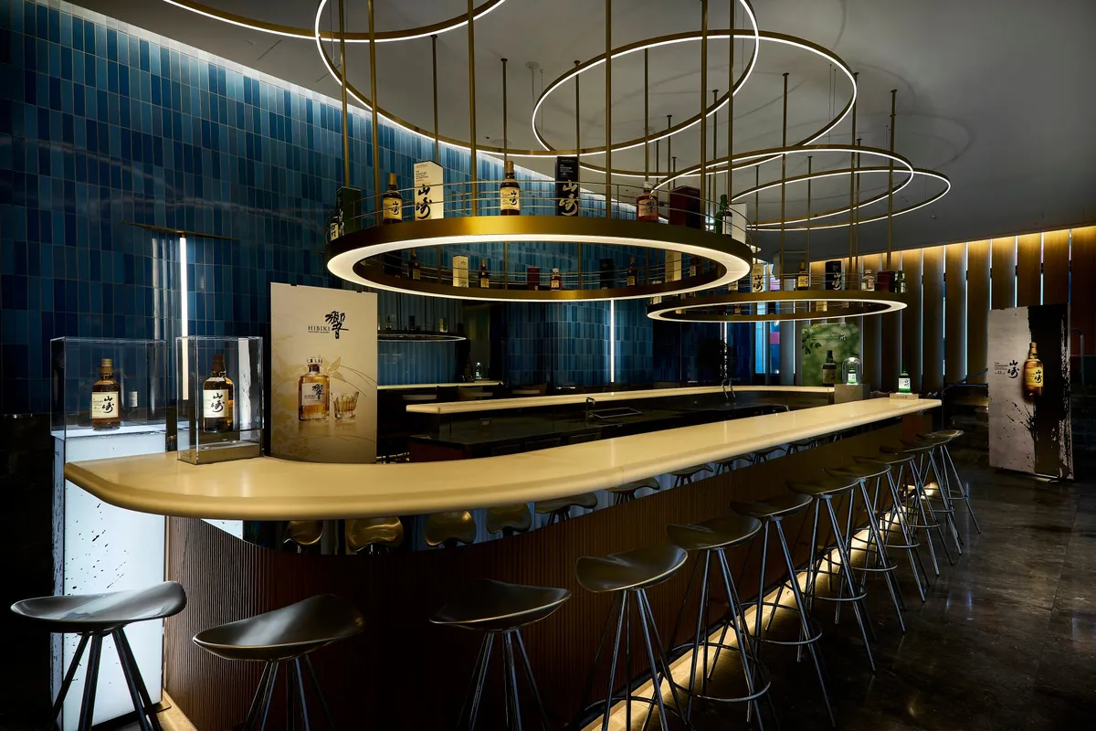 黄金の円形照明が印象的なWET BARのモダンな空間