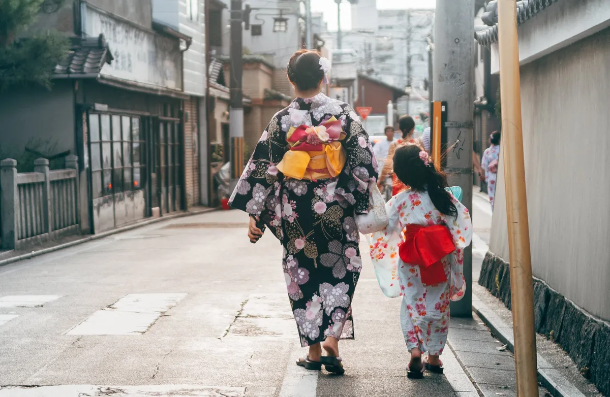 丁寧に点てられた抹茶。静寂の中で行われる茶道体験の様子