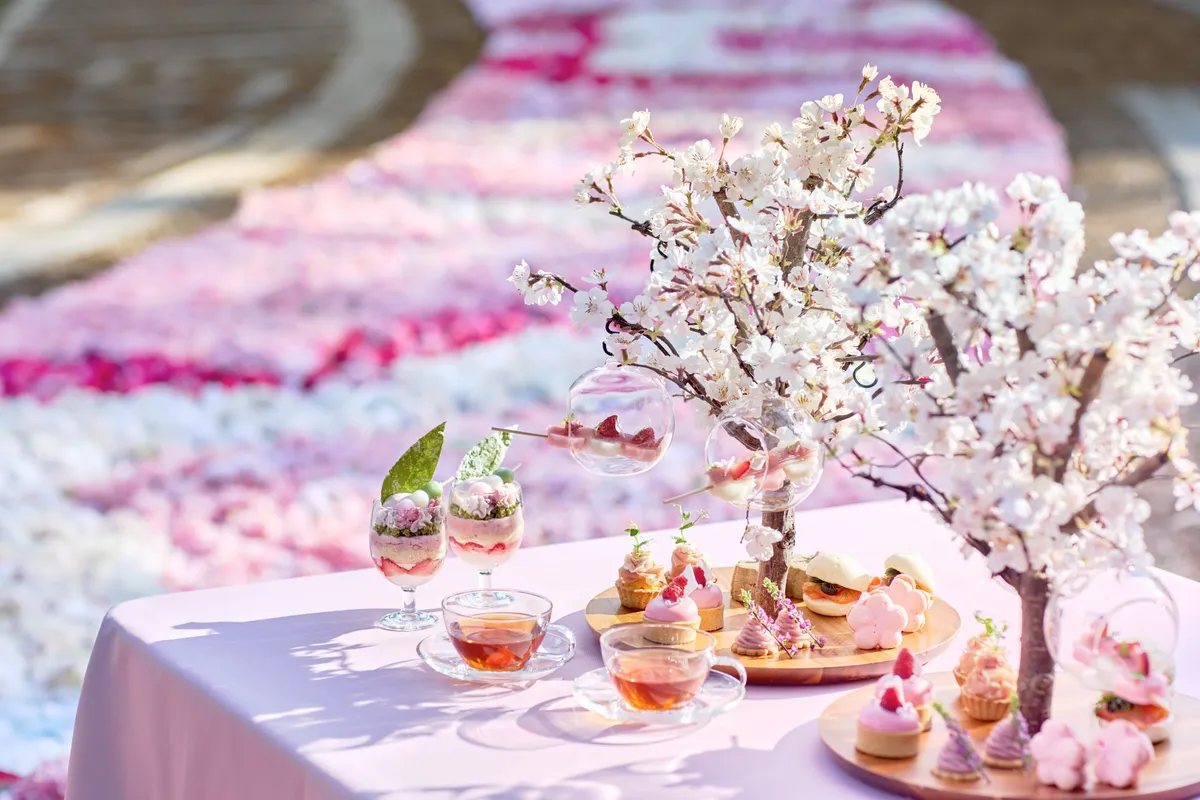桜の木をイメージした装飾が施されたお花見団子アフタヌーンティーのセット
