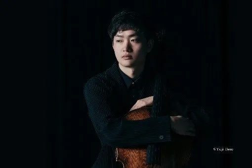 情熱的な演奏を披露するチェリストの水野優也氏
