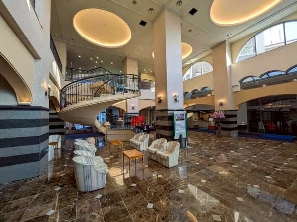 開放感あふれる豪華な吹き抜けのロビーラウンジ