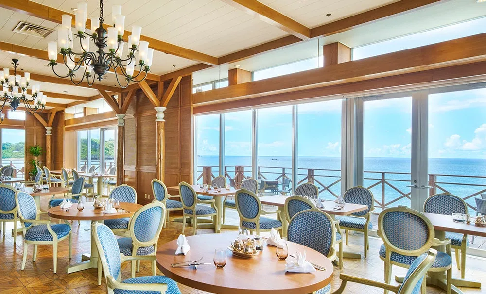 東シナ海を一望できるフォーシーズンの開放的な店内
