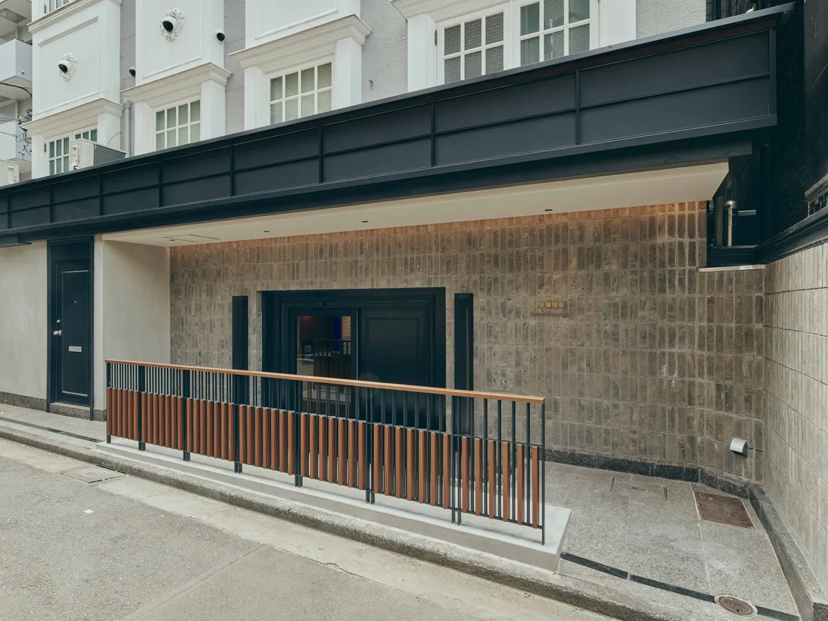 シックな石タイルの外観