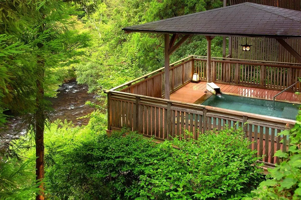 渓谷を望む開放的な露天風呂