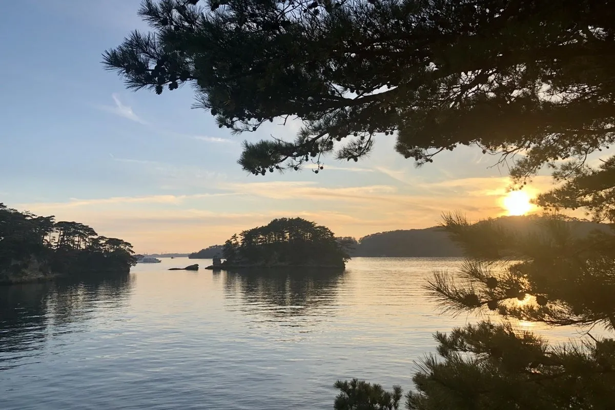 夕暮れ時の松島。美しい島々のシルエットが浮かび上がる。