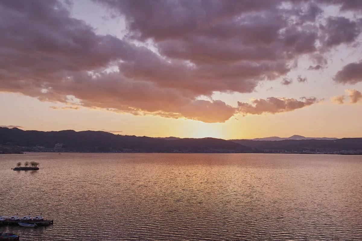 夕暮れ時の美しい諏訪湖の絶景