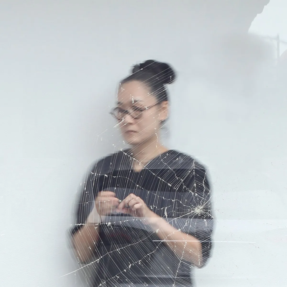 作品制作の背景を感じさせるアーティスト平野薫氏のポートレート