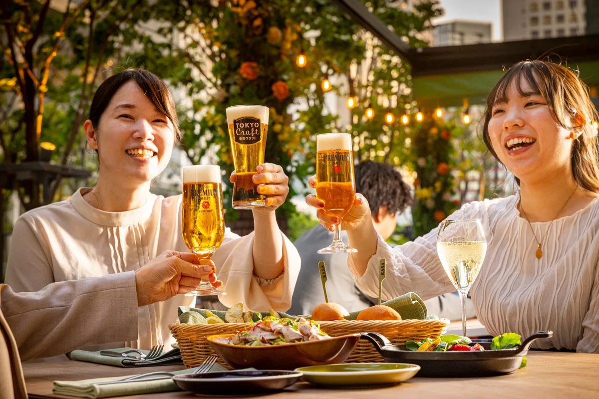 笑顔で乾杯する様子
