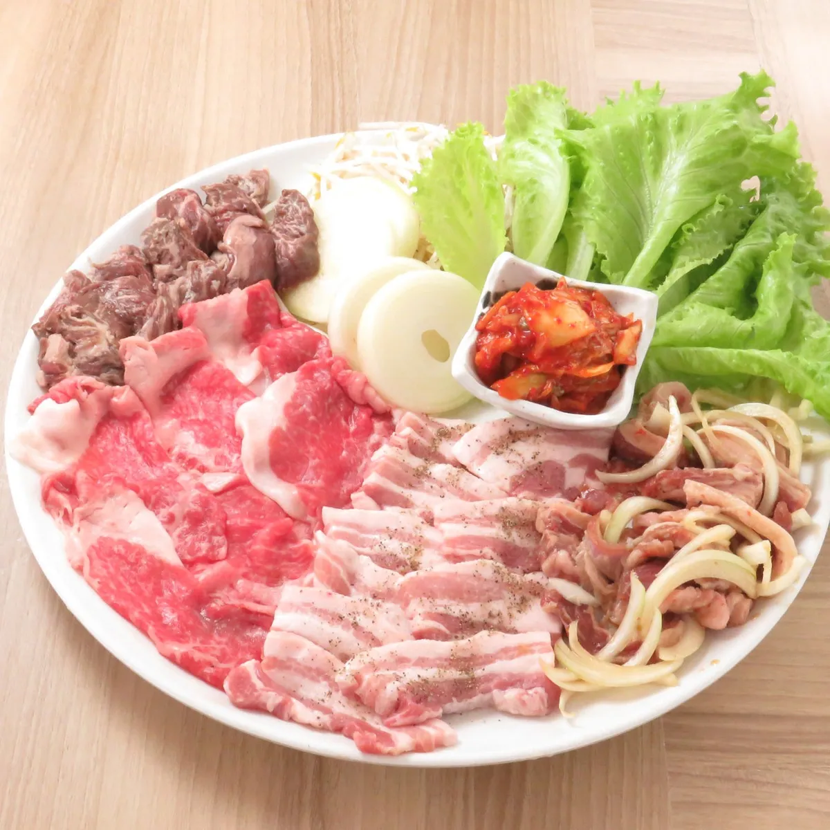 第1弾アジアンBBQプレート、たっぷりの豚肉とキムチ、サンチュのセット