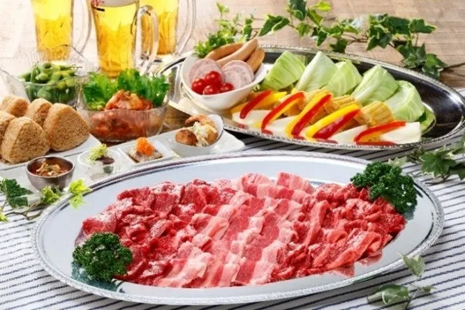 ホテルシェフ厳選の肉盛り合わせや彩り豊かな野菜のBBQセット