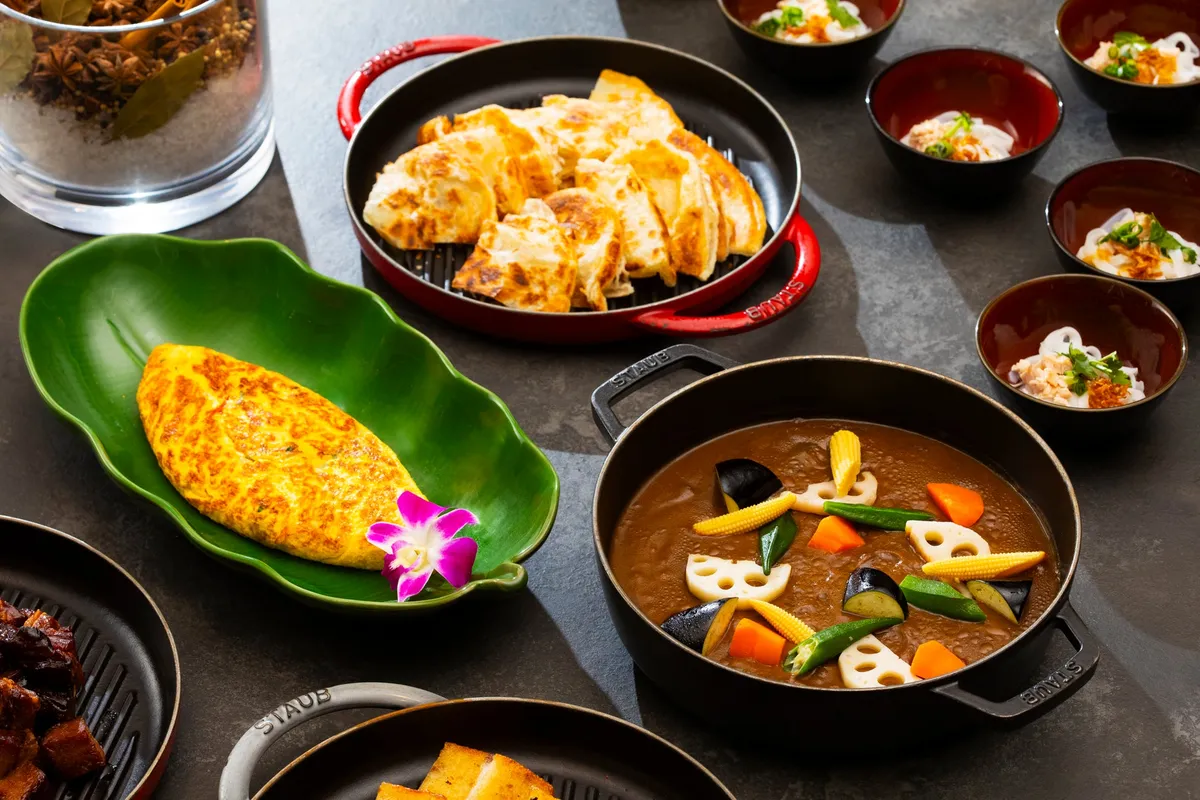 ライブキッチンでシェフが調理するトリュフオムライス