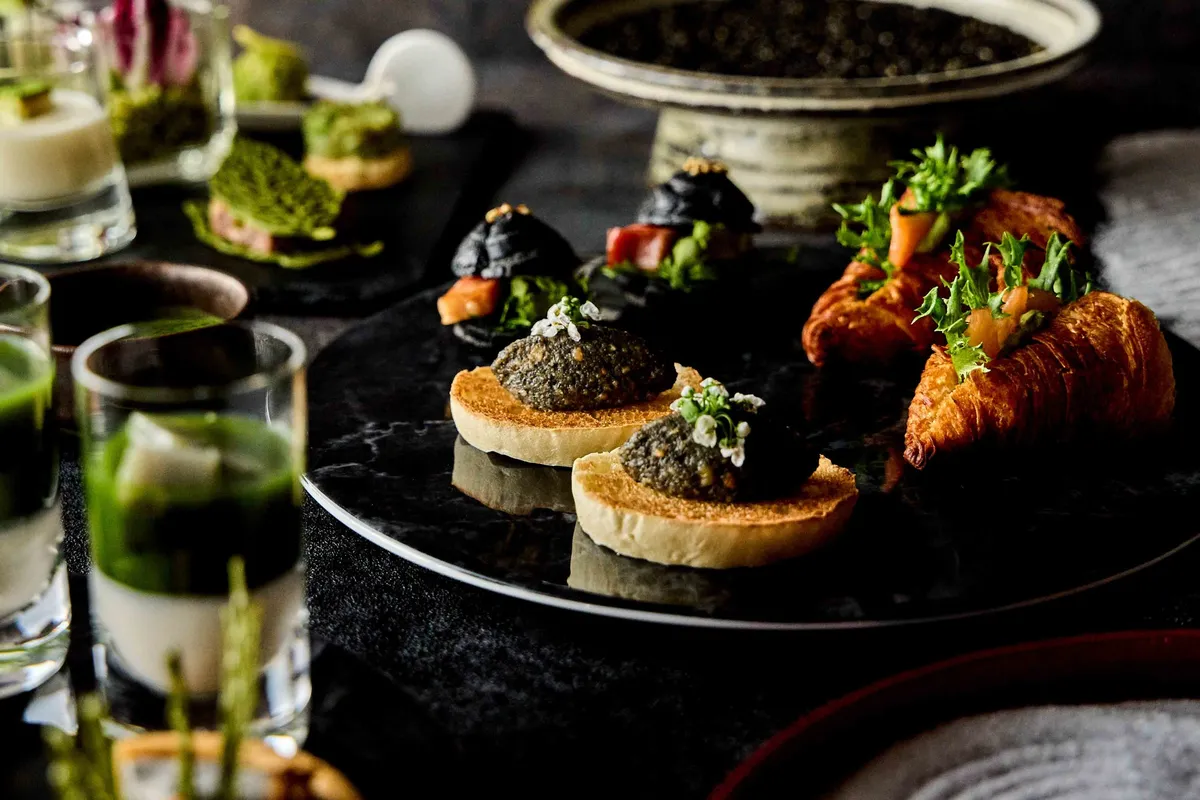 スタンド中段・下段のセイボリーとスコーン