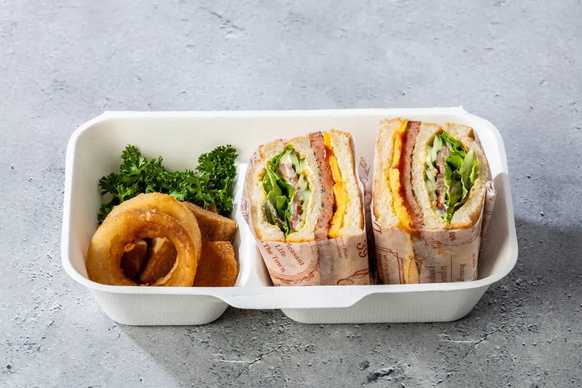 夜のプールサイドを彩るフォトジェニックなアウトサイドバー