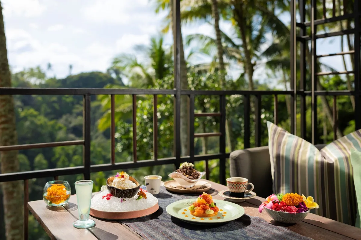 伝統的な弁当箱ランタンを用いた彩り豊かなランチ