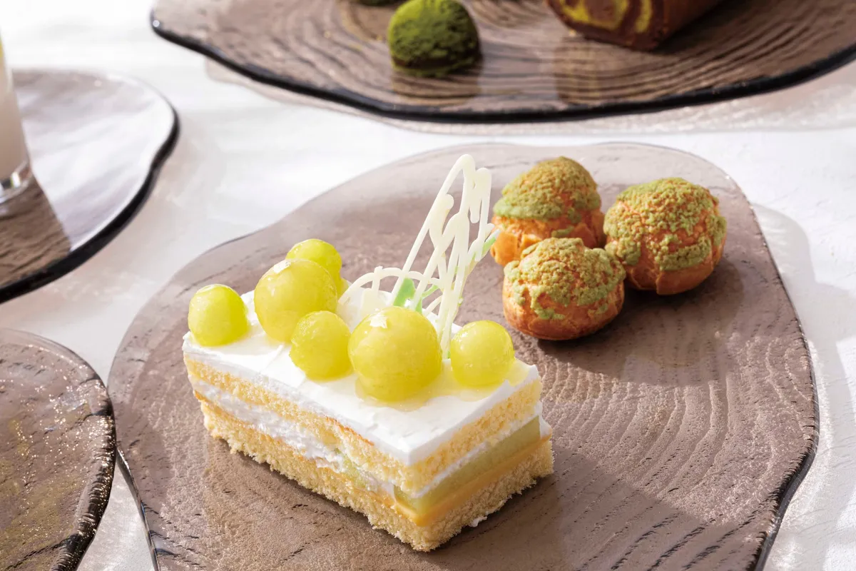 みずみずしいメロンが乗ったショートケーキ