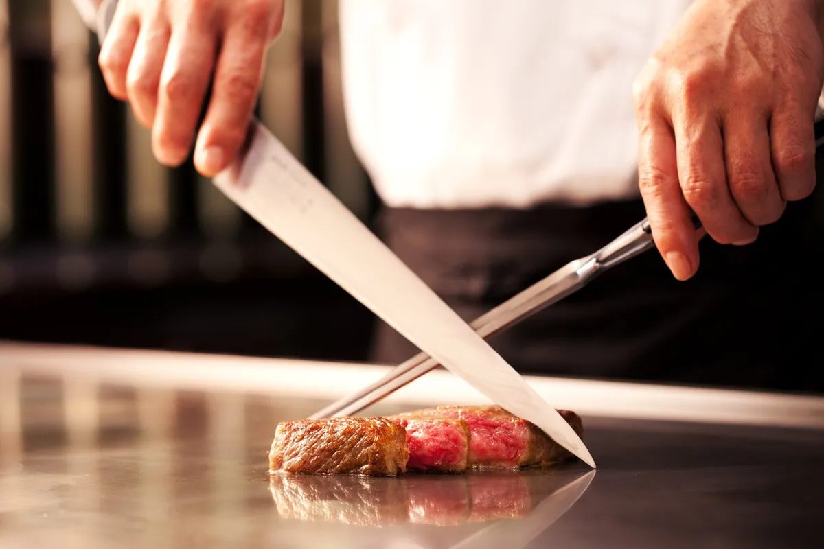 シェフが丁寧に焼き上げる能登牛のステーキ