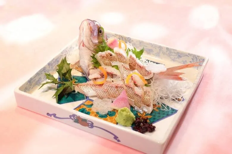 19周年を祝う豪華な鯛のお造り