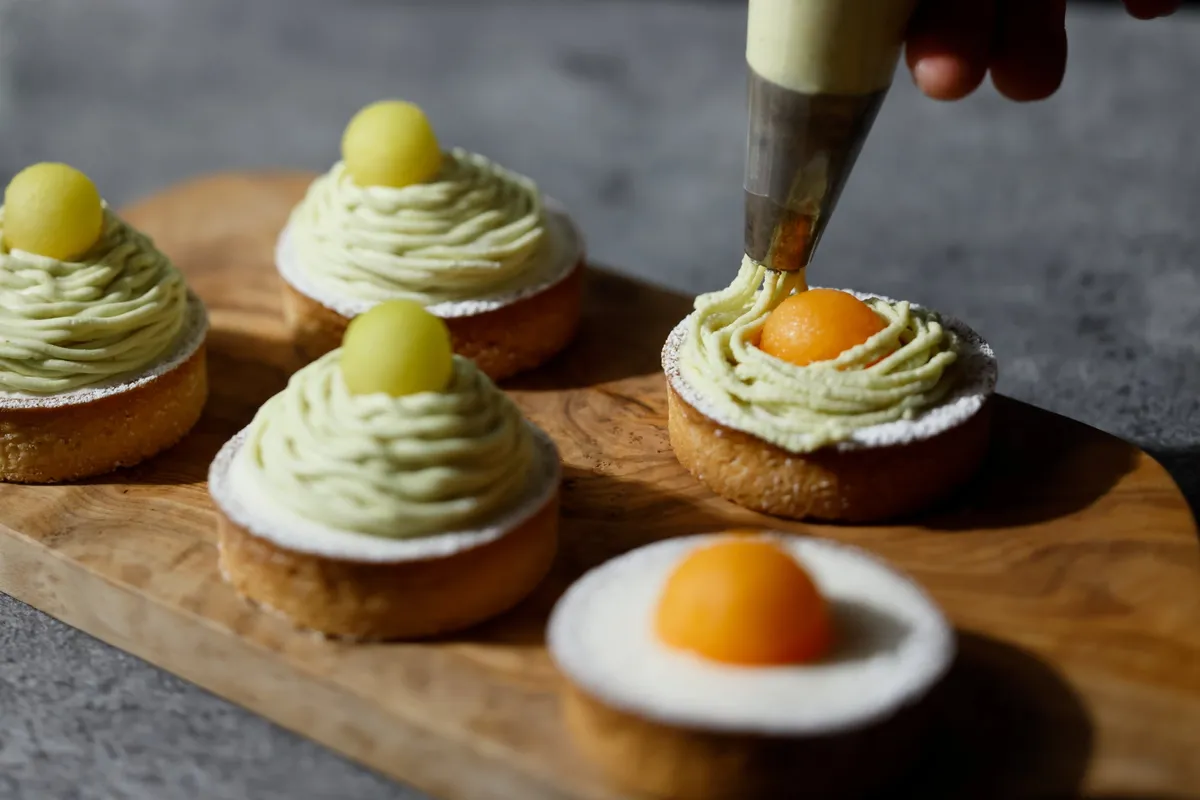 シェフが目の前でメロンクリームを絞って仕上げるメロンタルトモンブラン