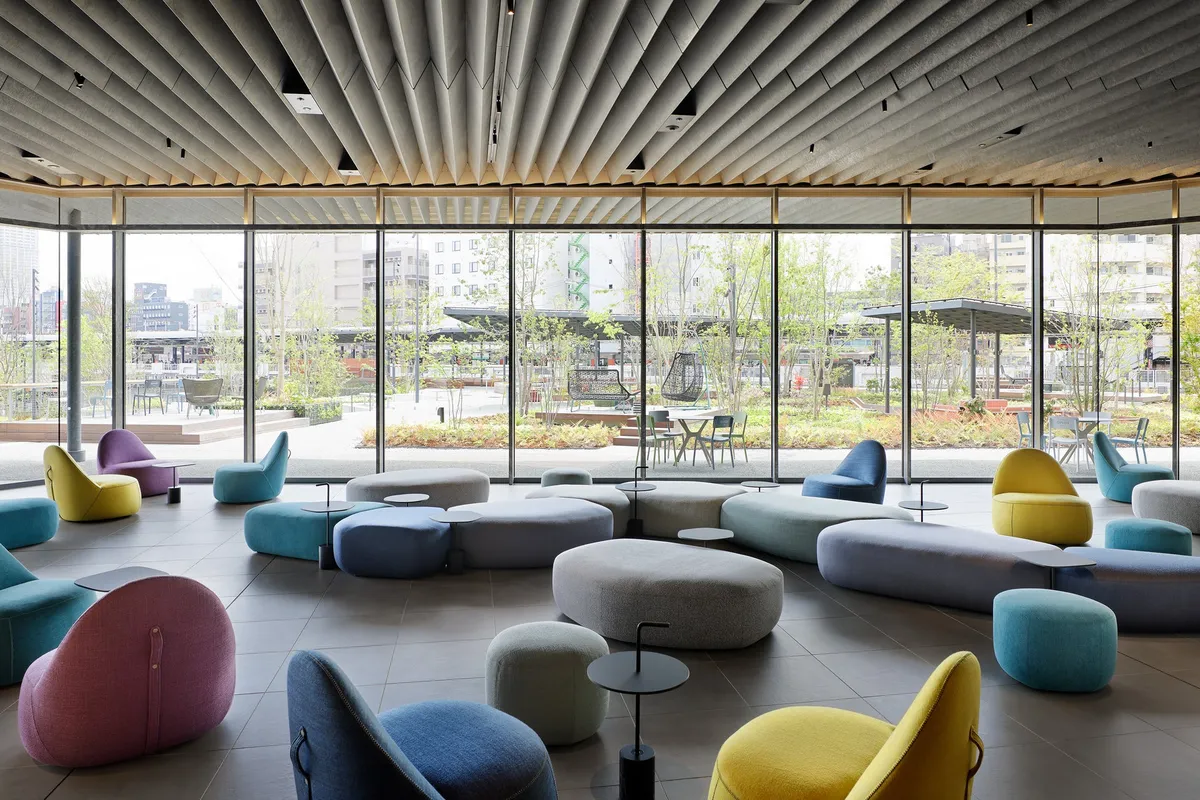 カラフルなソファが並ぶ、開放的なパブリックスペース「OMOベース」