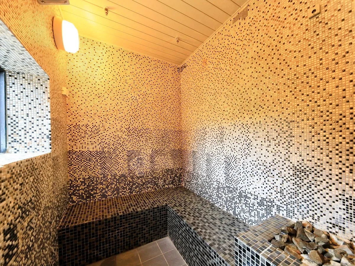 モダンなタイル張りのサウナ室