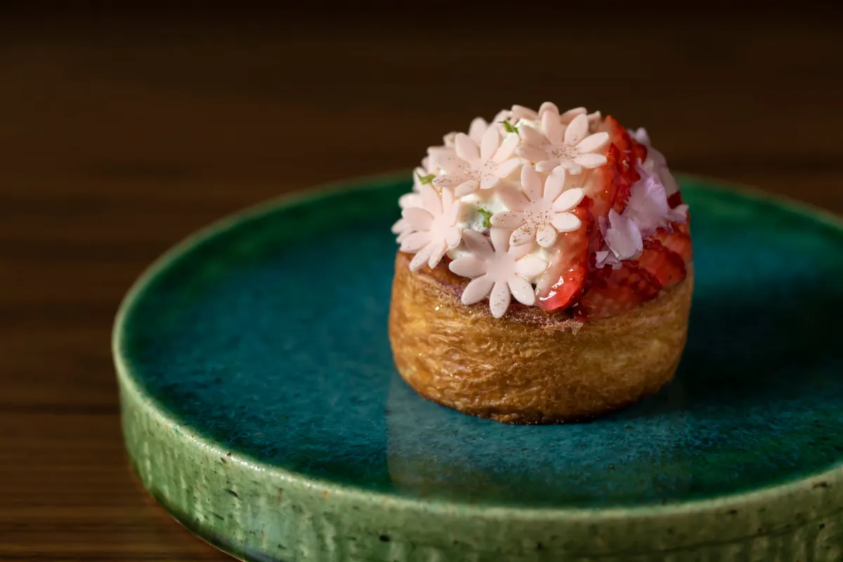 苺と桜の装飾が施された花かんざしデニッシュ