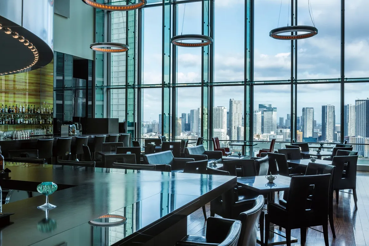 大きな窓から都心の景色を一望できる開放的な店内空間