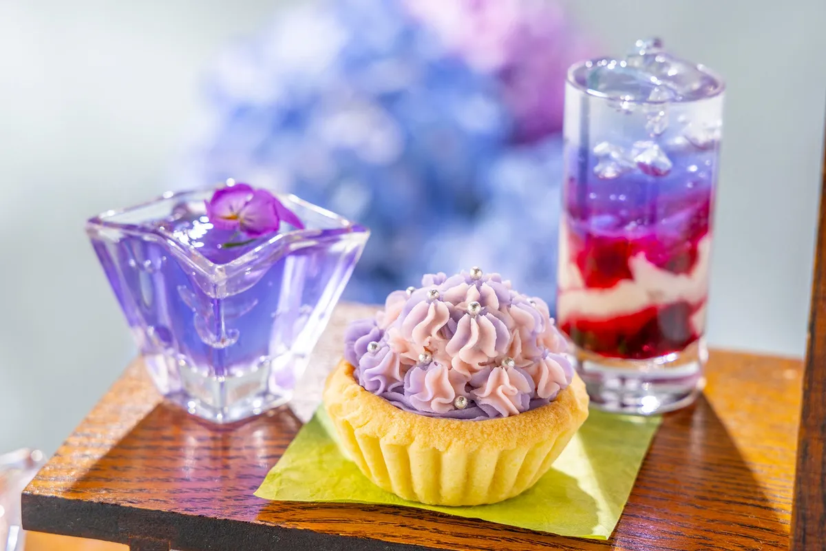 紫陽花の花を模した繊細なクリームが美しいタルトと、透明感のあるゼリー。