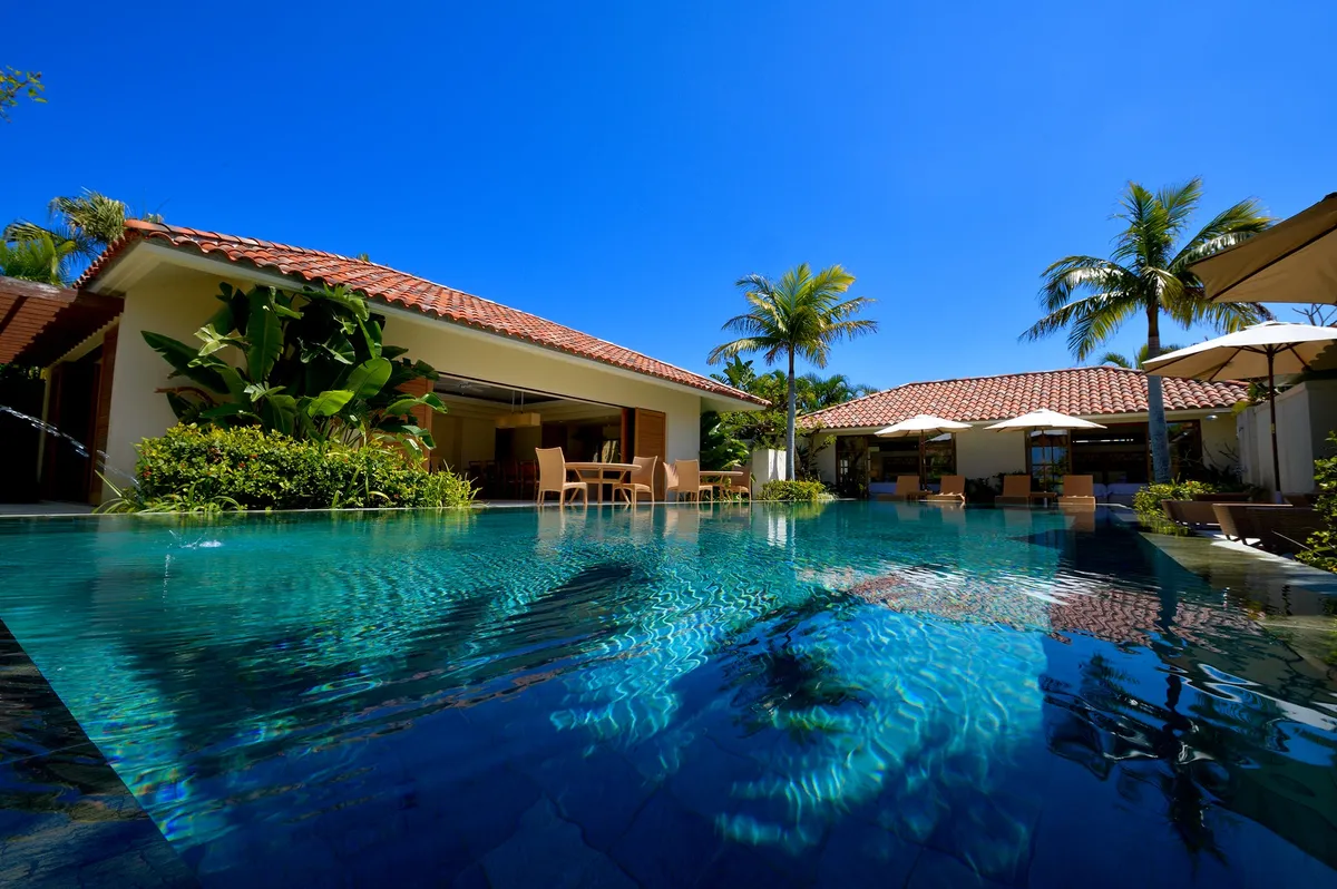 ヴィラに併設された広々としたプライベートプール