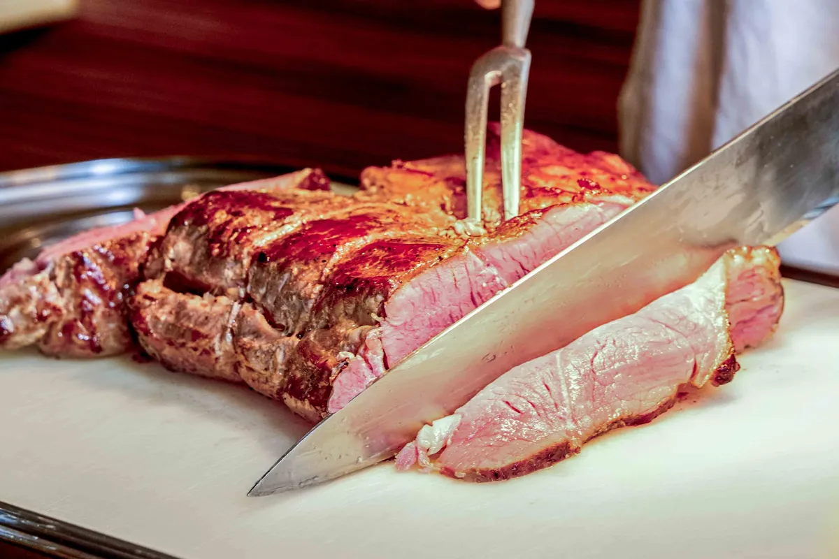 ライブキッチンで切り分けられるローストビーフ