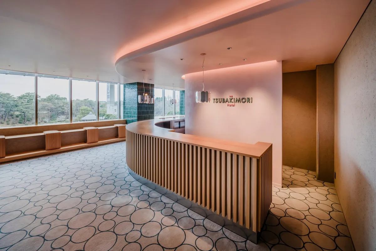 温かみのあるレセプションとバーカウンター