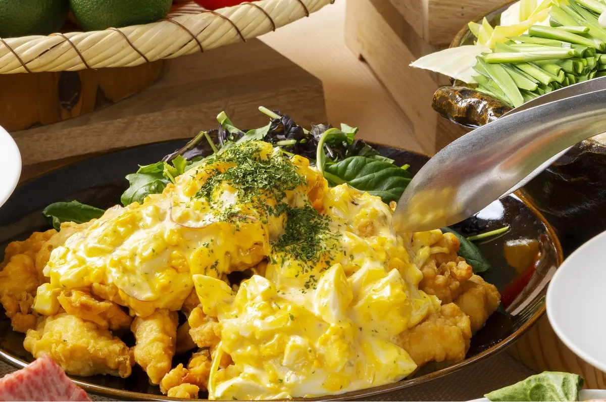 タルタルソースがたっぷりかかった宮崎のチキン南蛮