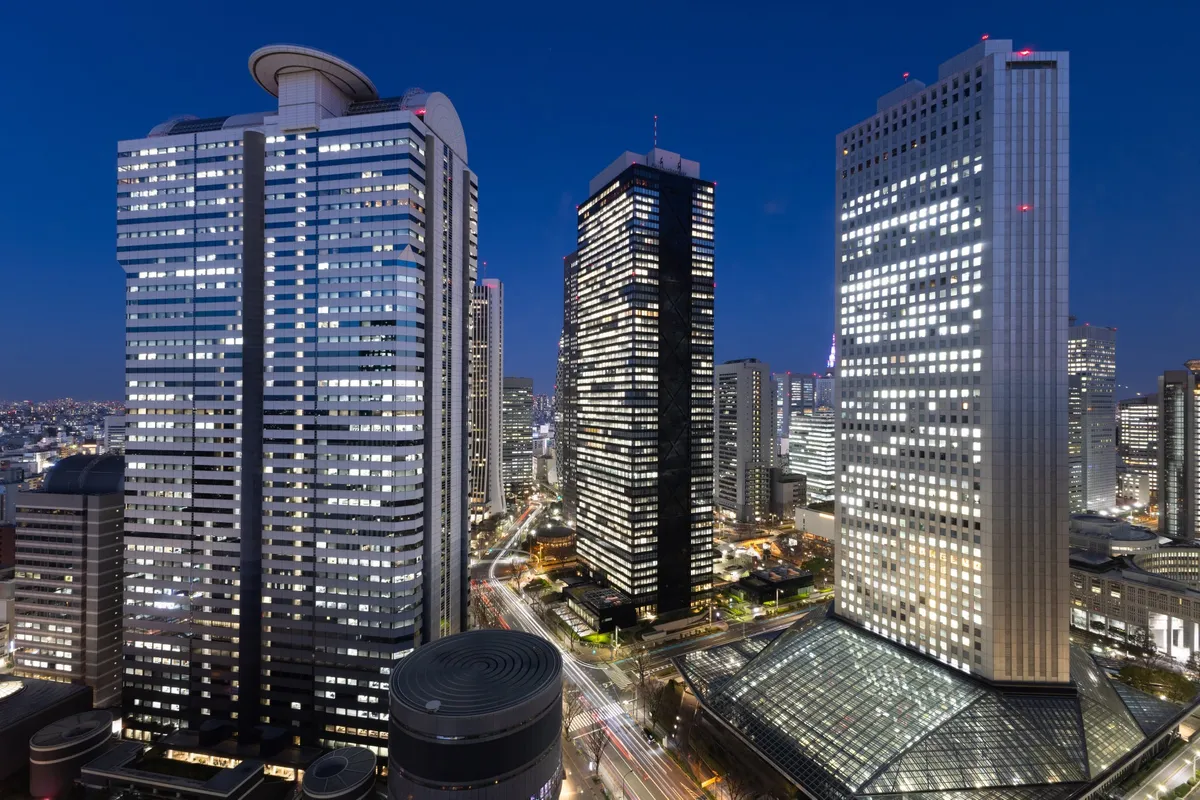 ライトアップされた新宿の高層ビル群が目の前に広がる、ダイナミックな夜の景色。