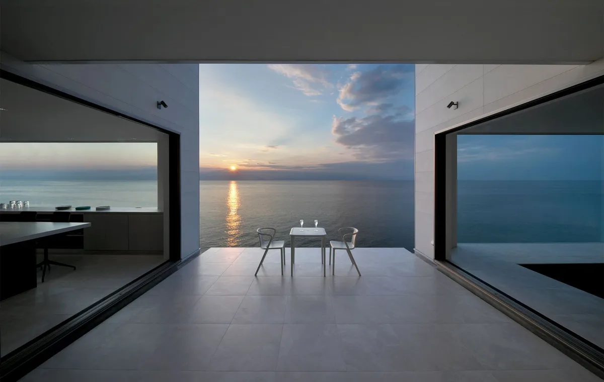 夕暮れ時に幻想的な表情を見せるプライベートテラス