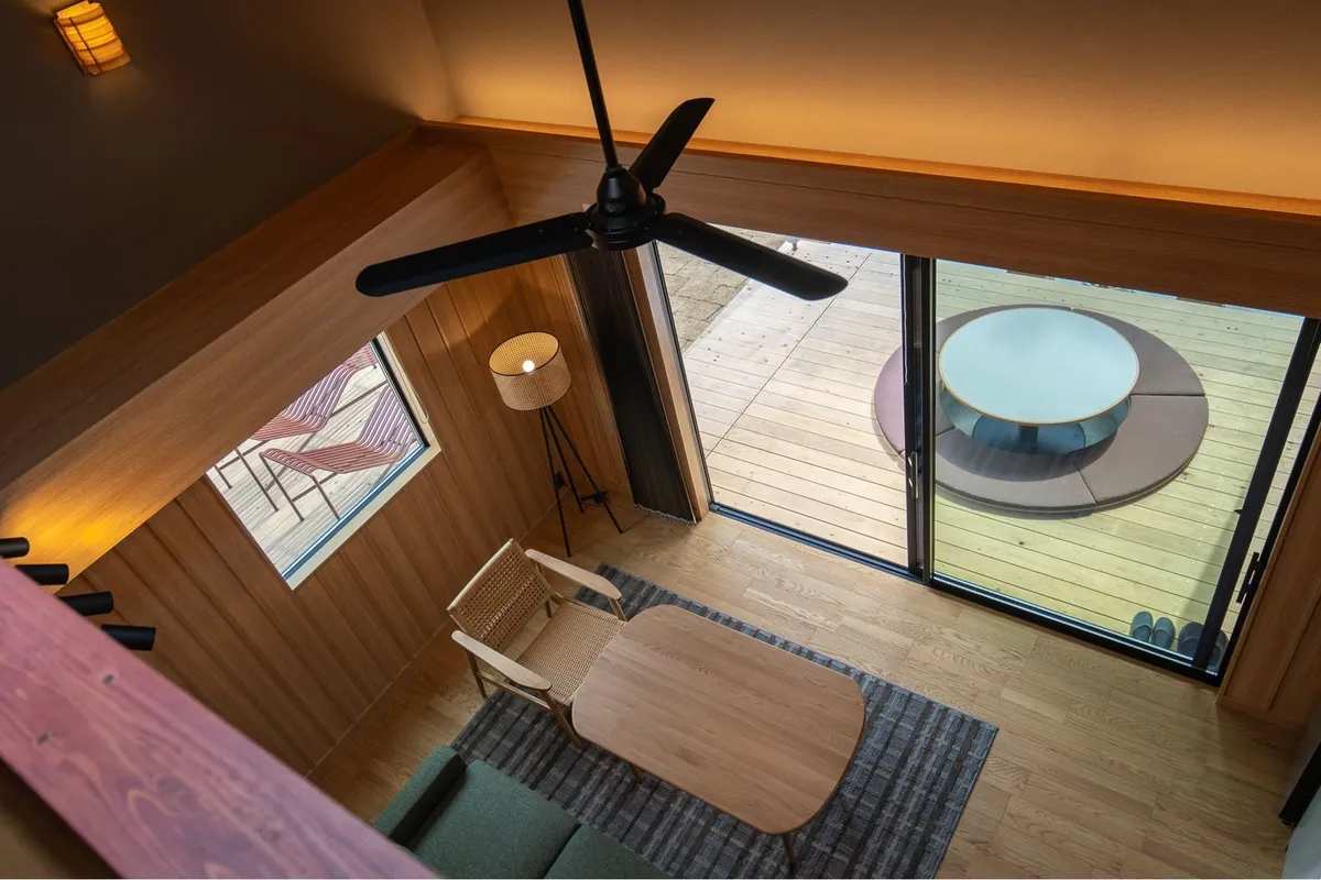 吹き抜けが開放的なリビングルーム