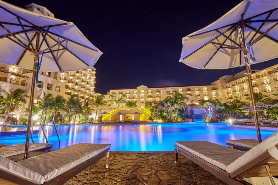 ライトアップされ幻想的な輝きを放つナイトプール