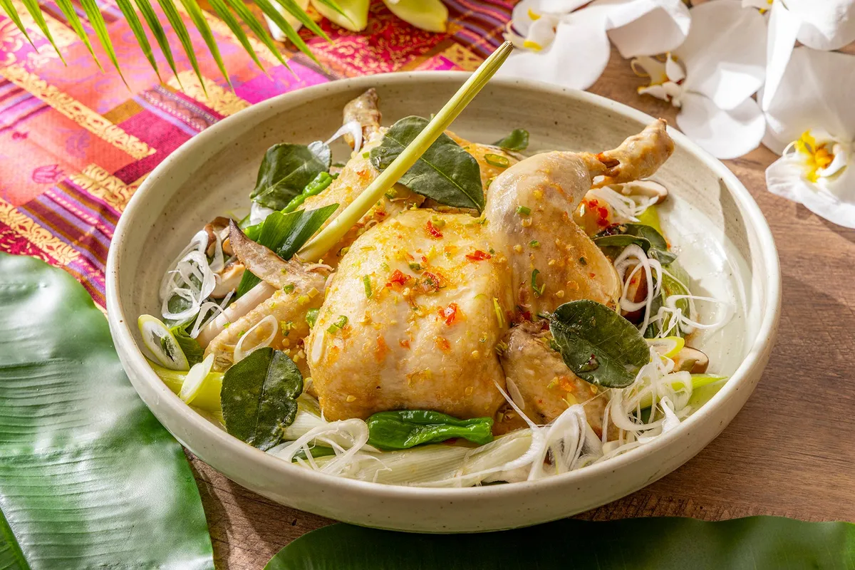 レモングラスが香るしっとりスチームチキン