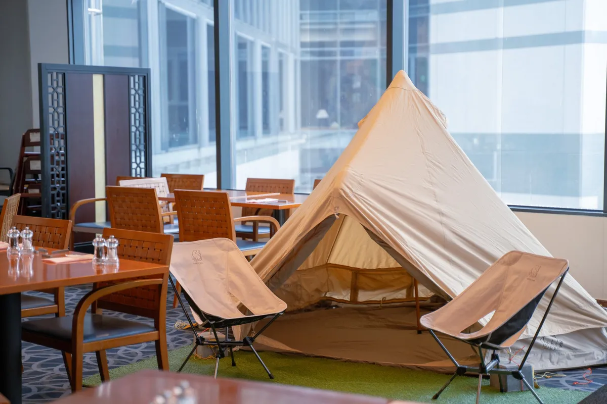 会場内に設置されたノルディスクのアイコニックなテントとチェア