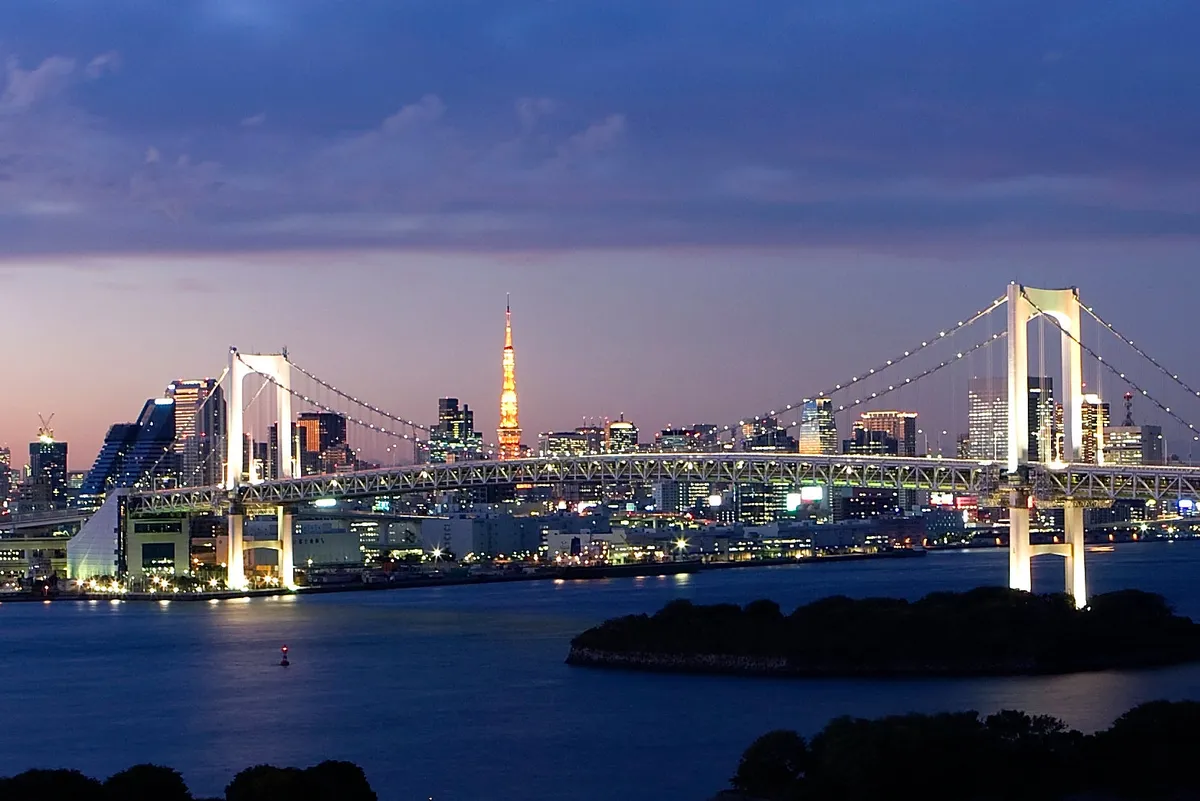 ライトアップされたレインボーブリッジと東京タワーが美しい夜の景観