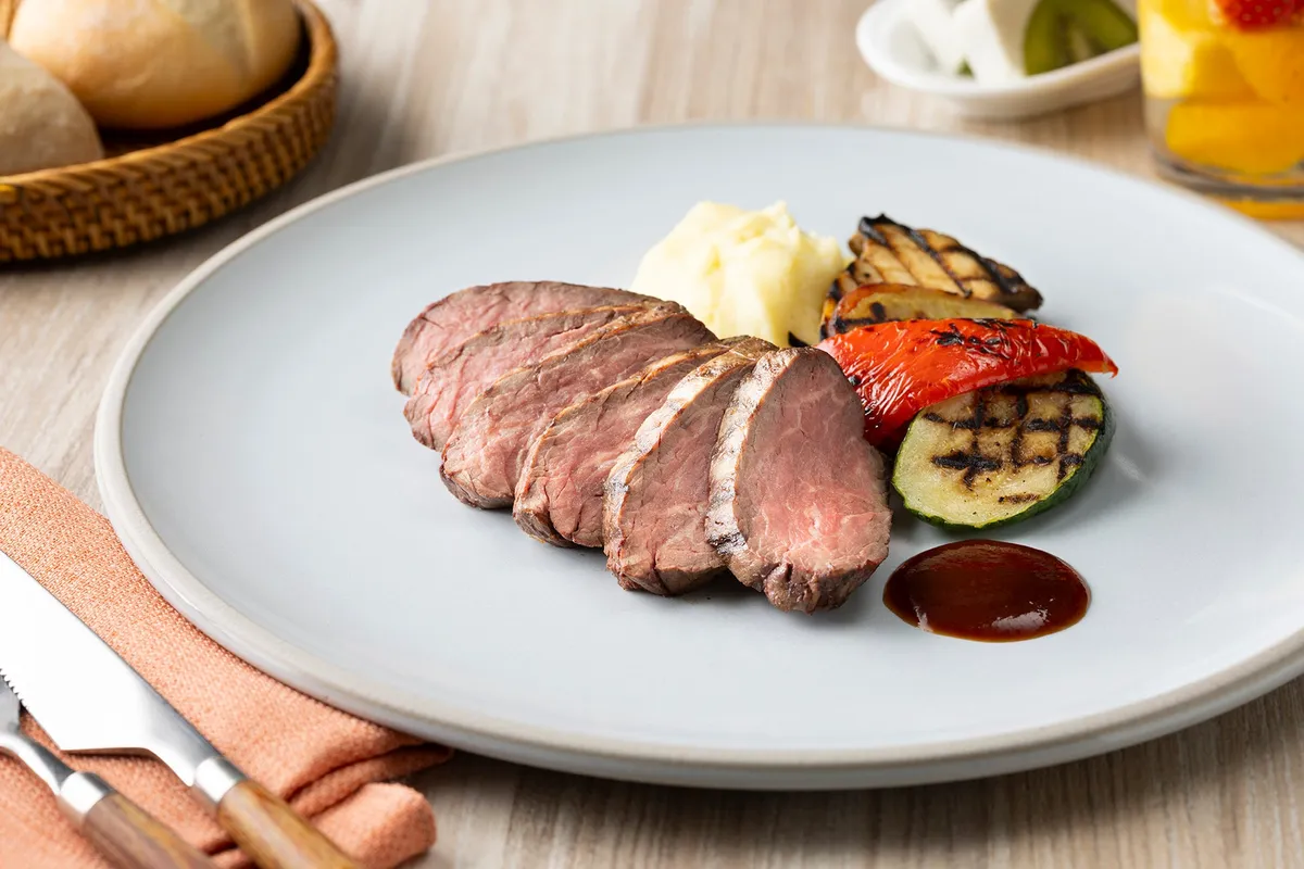 溶岩石でグリルされたアンガスビーフと彩り野菜