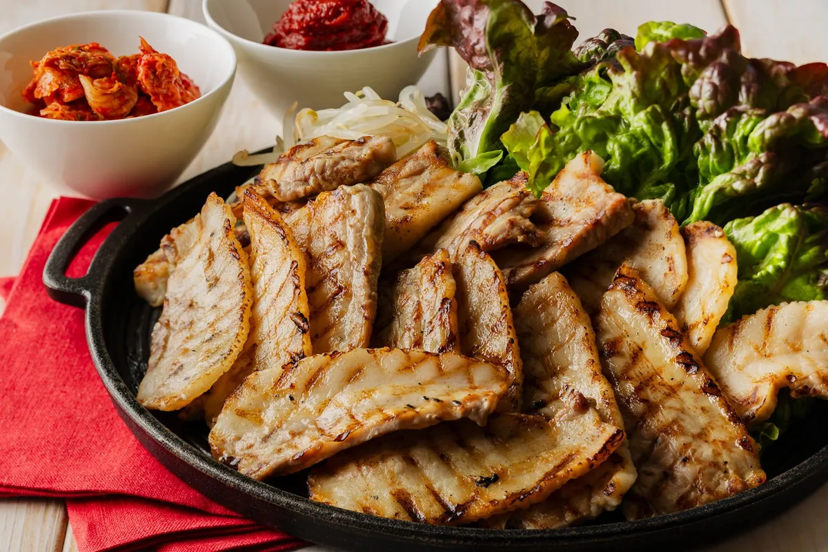 香ばしく焼き上げられた韓国料理のサムギョプサル