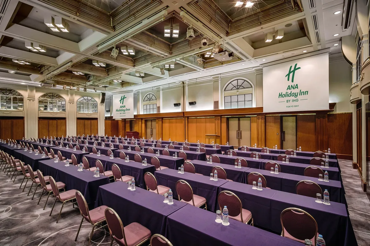 整然と机が並べられた、会議やセミナーに最適な広々とした宴会場
