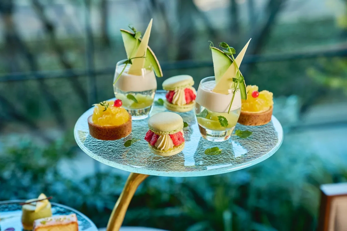 メロンのヴェリーヌや柑橘のタルトが並ぶスイーツプレート