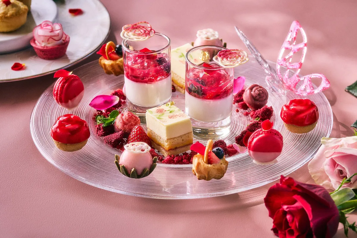 繊細な飴細工の蝶が舞うスイーツプレート