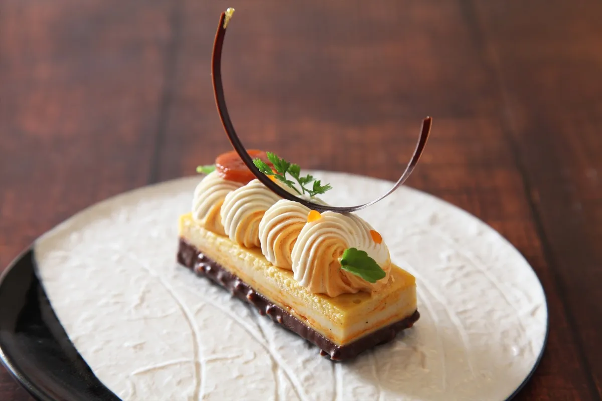 春にんじんの甘みを凝縮した美しい層のスイーツ