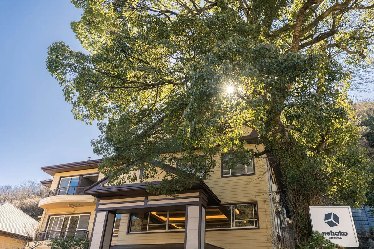 緑に囲まれたホテルの外観