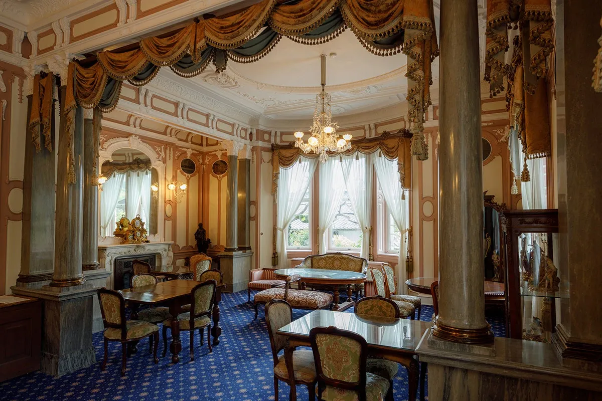 豪華なシャンデリアが輝く迎賓の間の内観