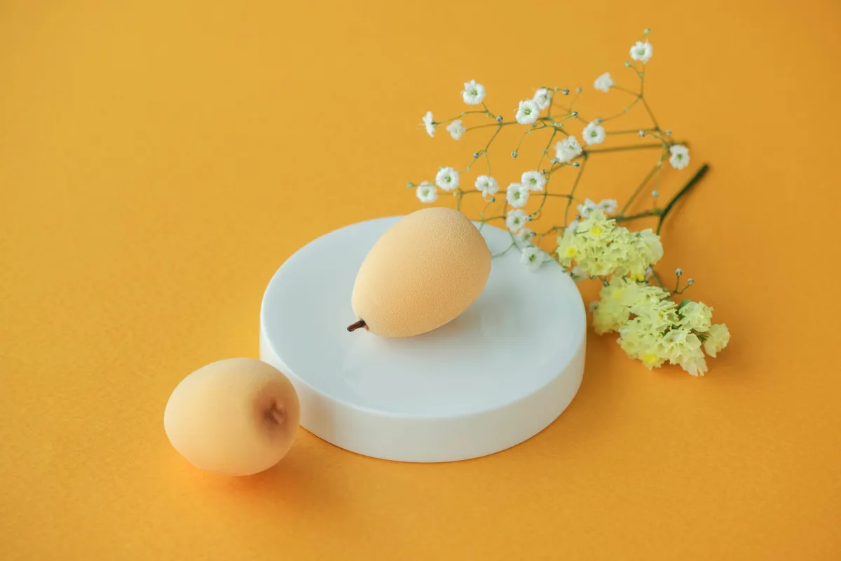 旬のビワを使用した繊細なスイーツ