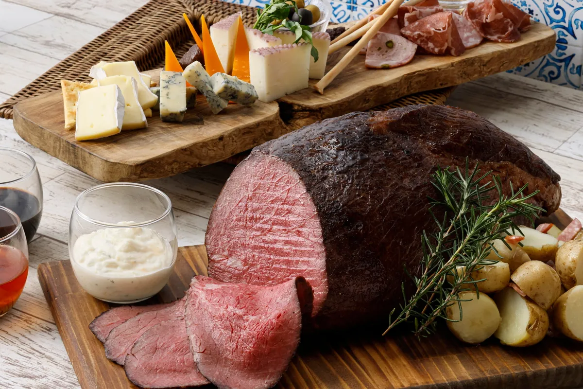 ローストビーフとチーズの盛り合わせ