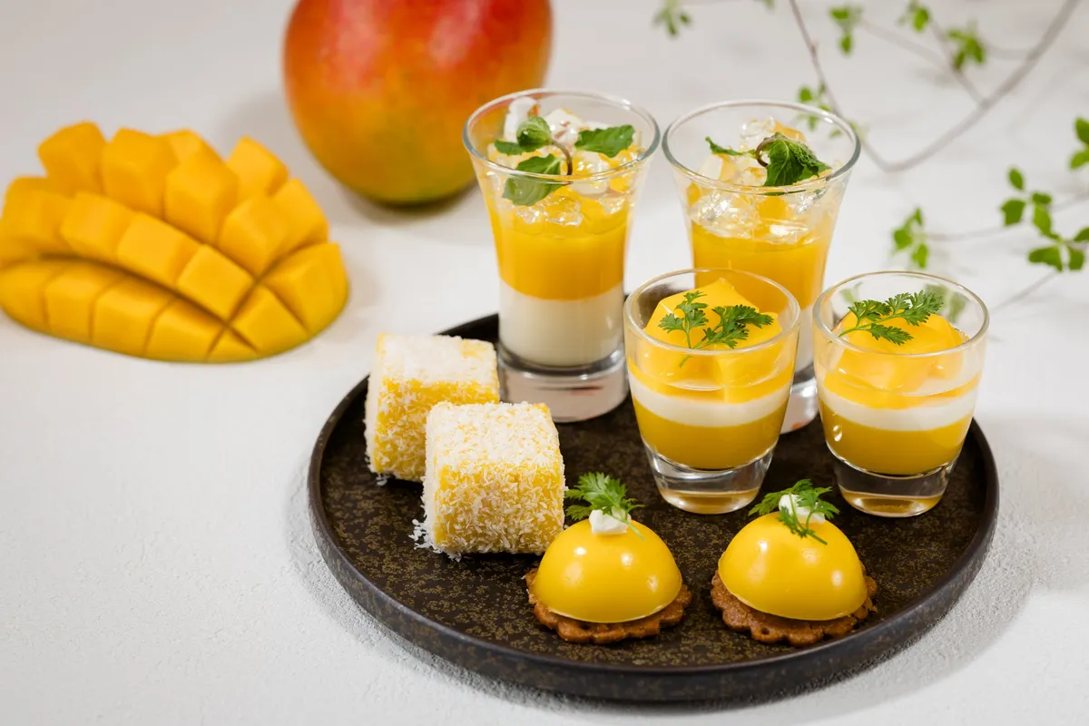 マンゴーを贅沢に使用したグラススイーツとムース